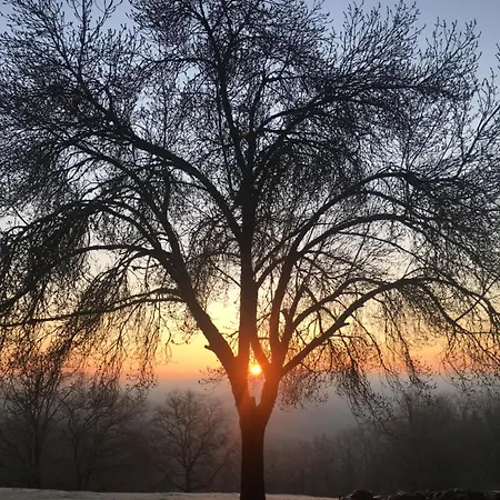 Maison De Campagne Face Au Soleil Levant